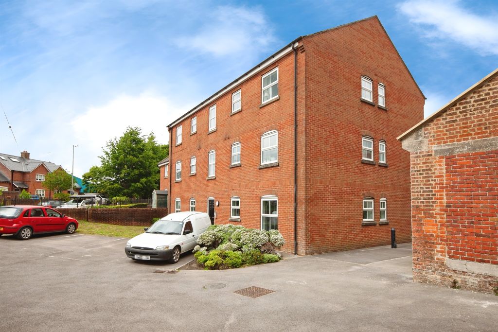 2 bed flat for saleHillier Road, Devizes SN10 photo 3