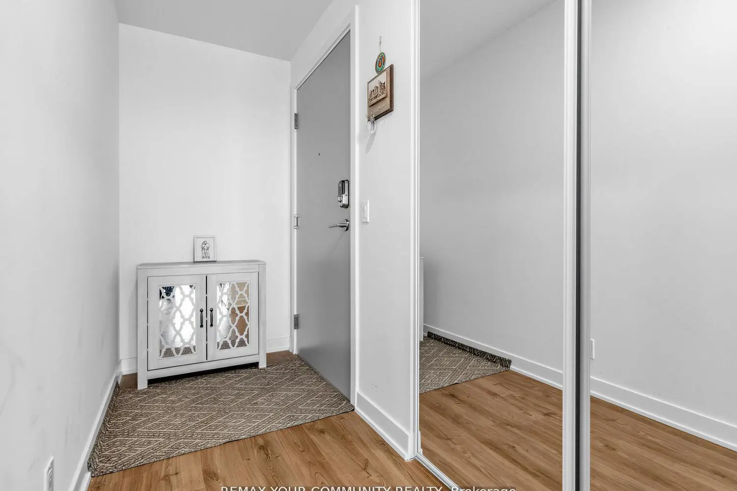 30 Upper Mall Way 1510 photo 3