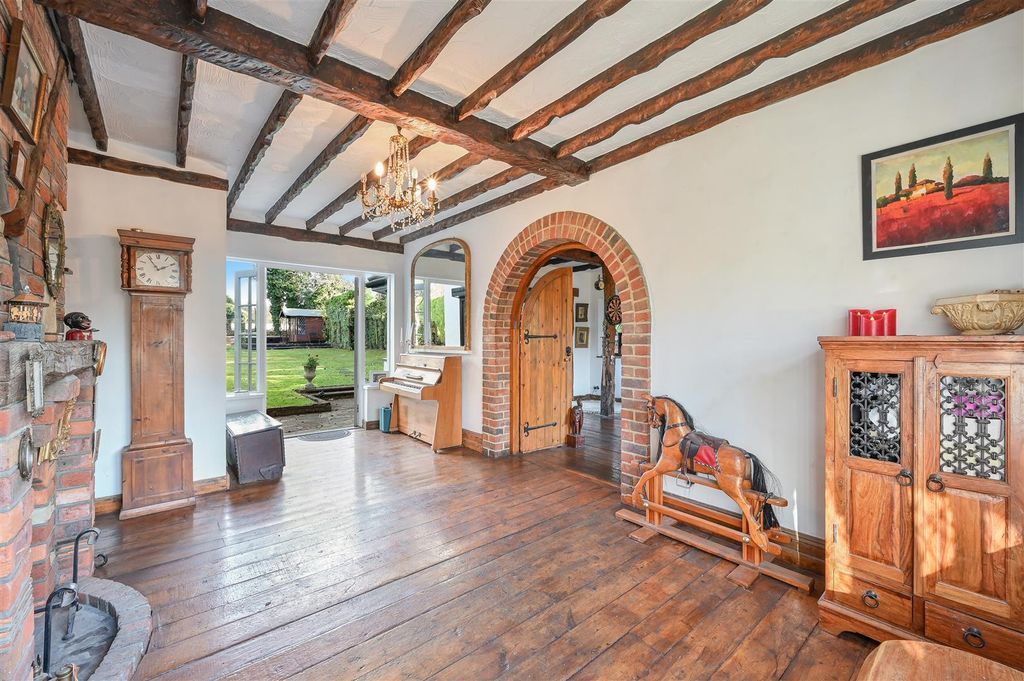6 bed detached house for saleLongdown Lane North, Epsom KT17 photo 5