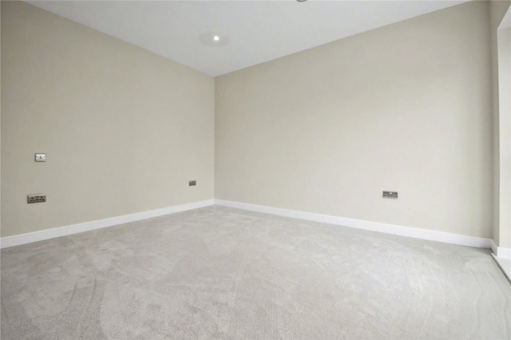2 bed flat for saleEdenbridge, Kent TN8 photo 5
