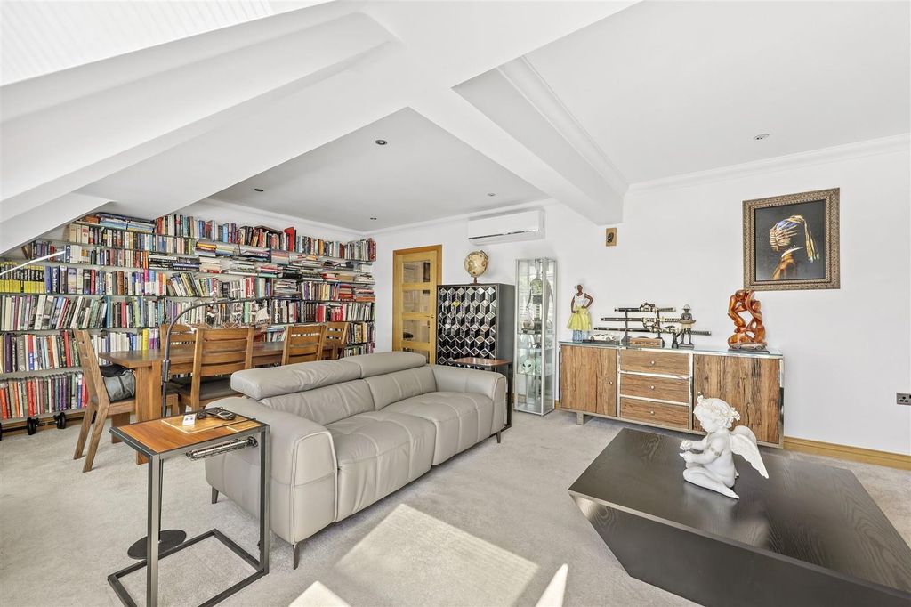 3 bed flat for saleCrows Road, Epping CM16 photo 5