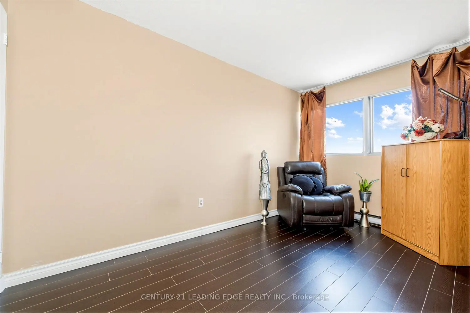 Additional image 18 of 55 Sunny Glenway 307