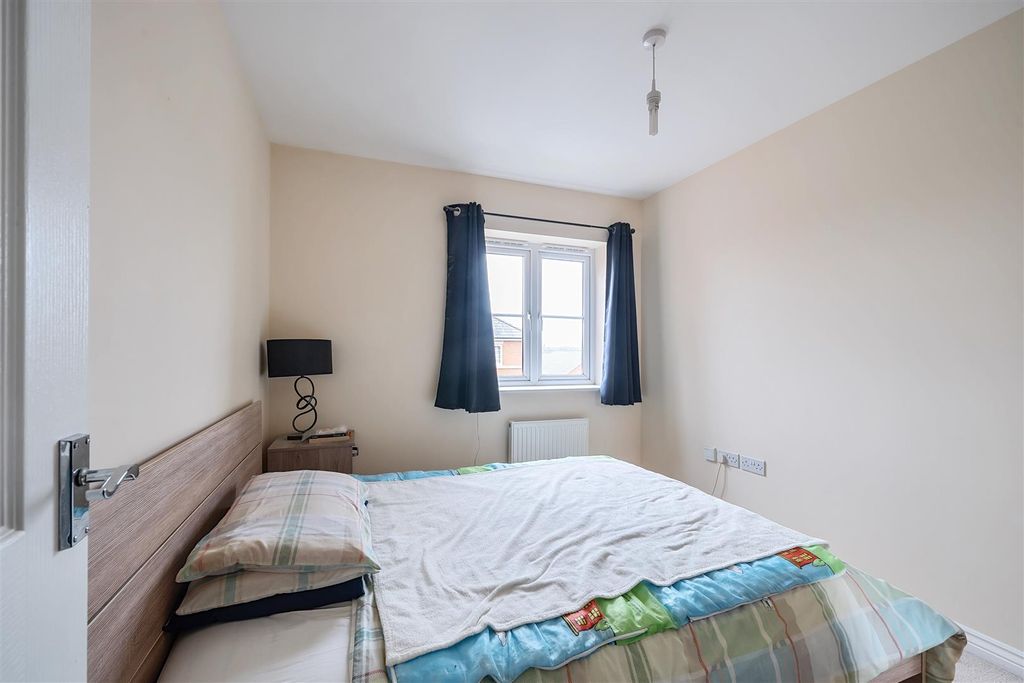 2 bed flat for salePalmer Road, Devizes SN10 photo 5