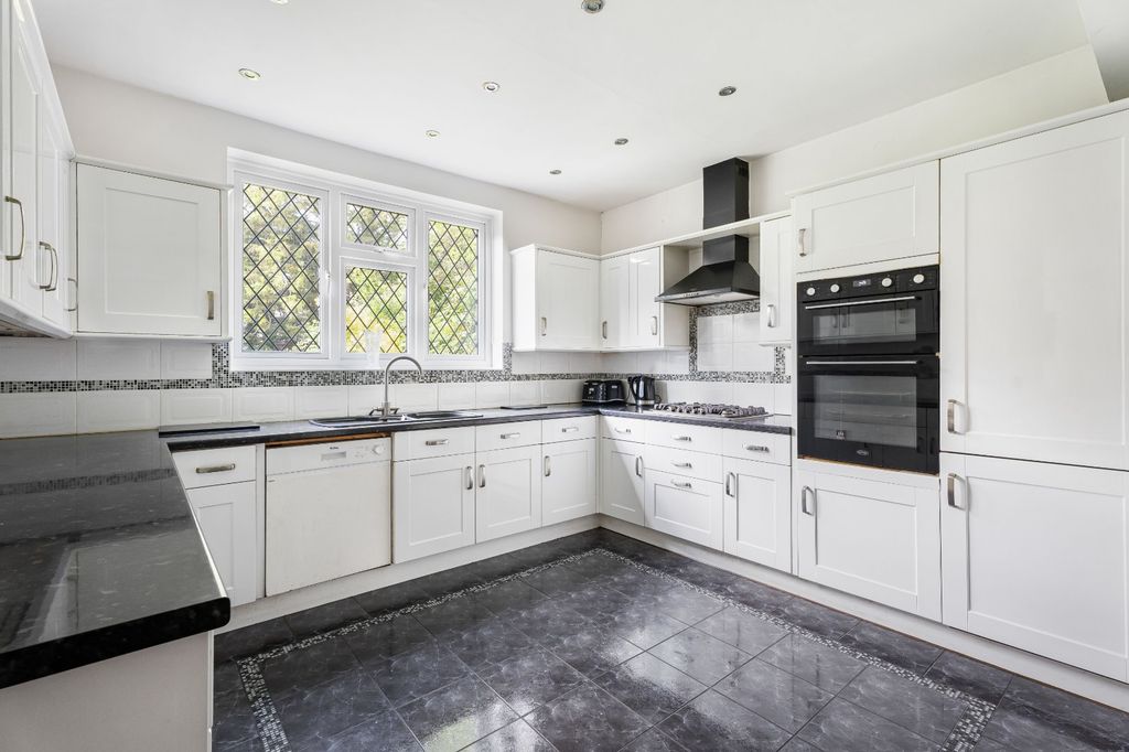 7 bed detached house for saleDorset Drive, Edgware HA8 photo 3