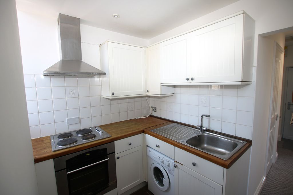 1 bed flat for saleThe Close, Dunmow CM6 photo 4