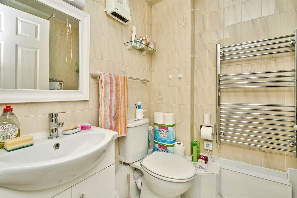 Additional image 7 of 2 bed flat for saleBirmingham Road, Cowes, Isle Of Wight PO31