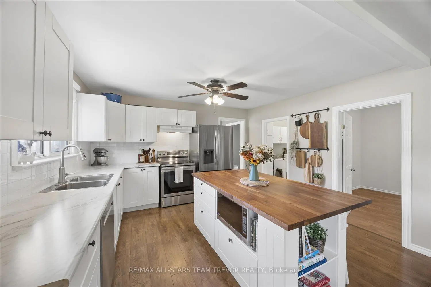 602 Simcoe Street photo 4