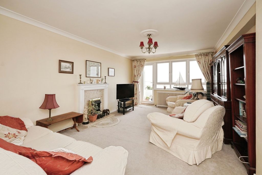3 bed flat for saleThe Gateway, Dover, Kent CT16 photo 4