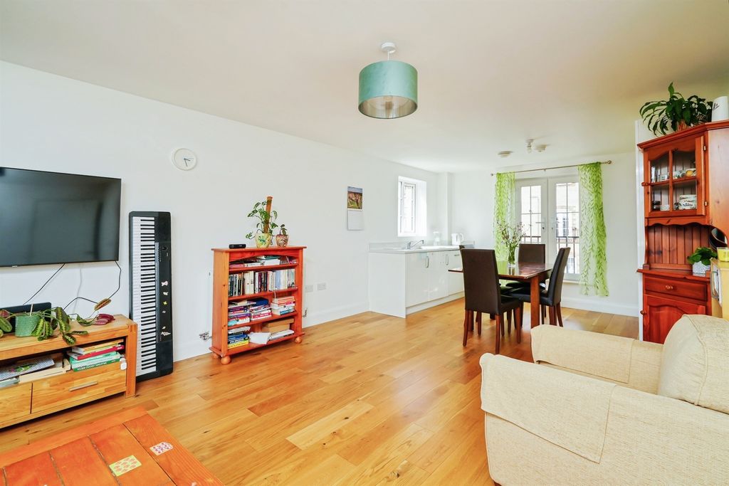 2 bed flat for saleFalcon Drive, Didcot OX11 photo 2