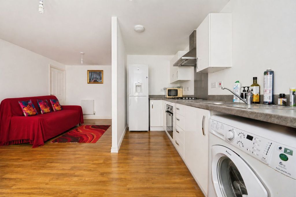Additional image 3 of 2 bed flat for saleBakers Crescent, Eastleigh SO50