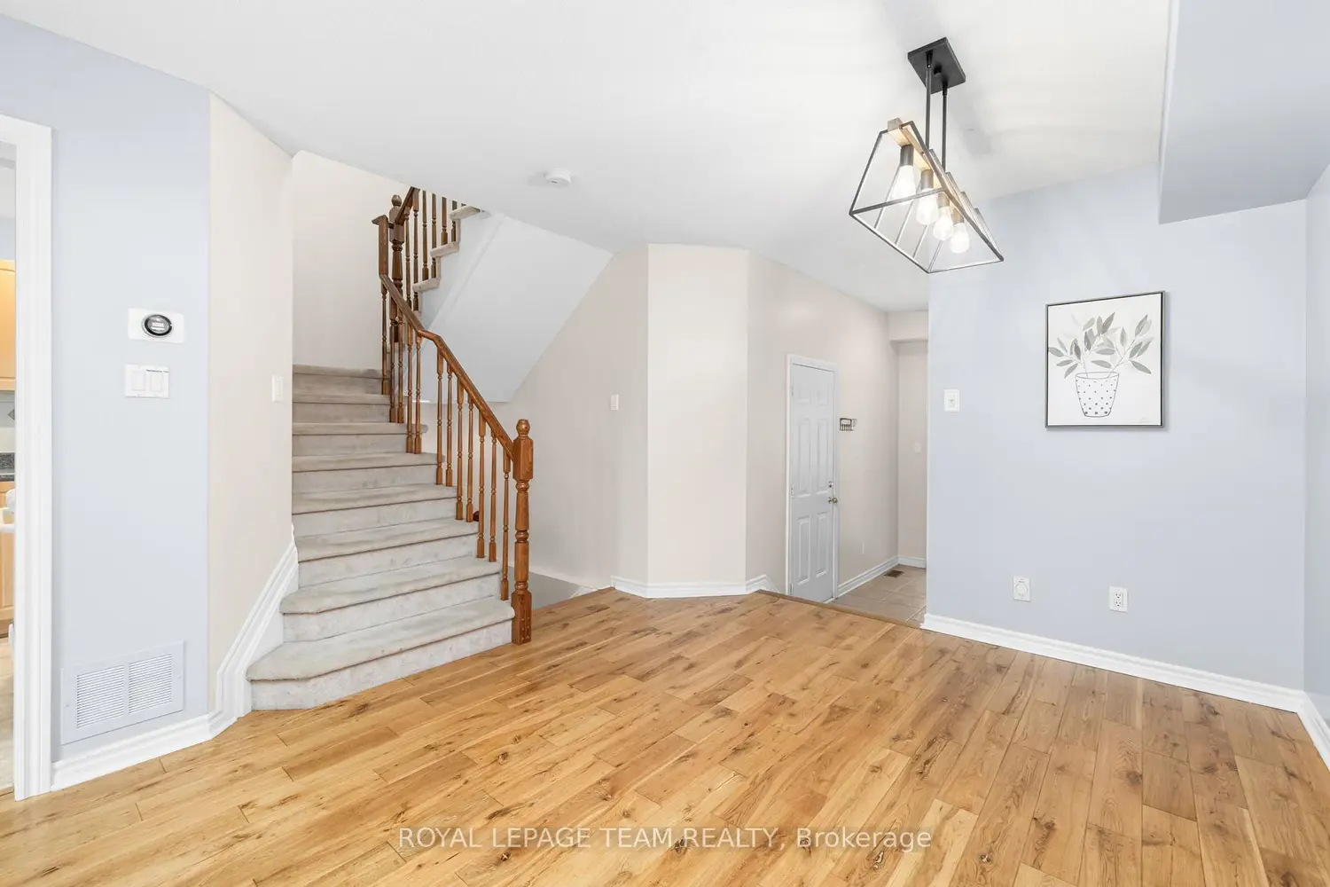189 Gray Crescent photo 4
