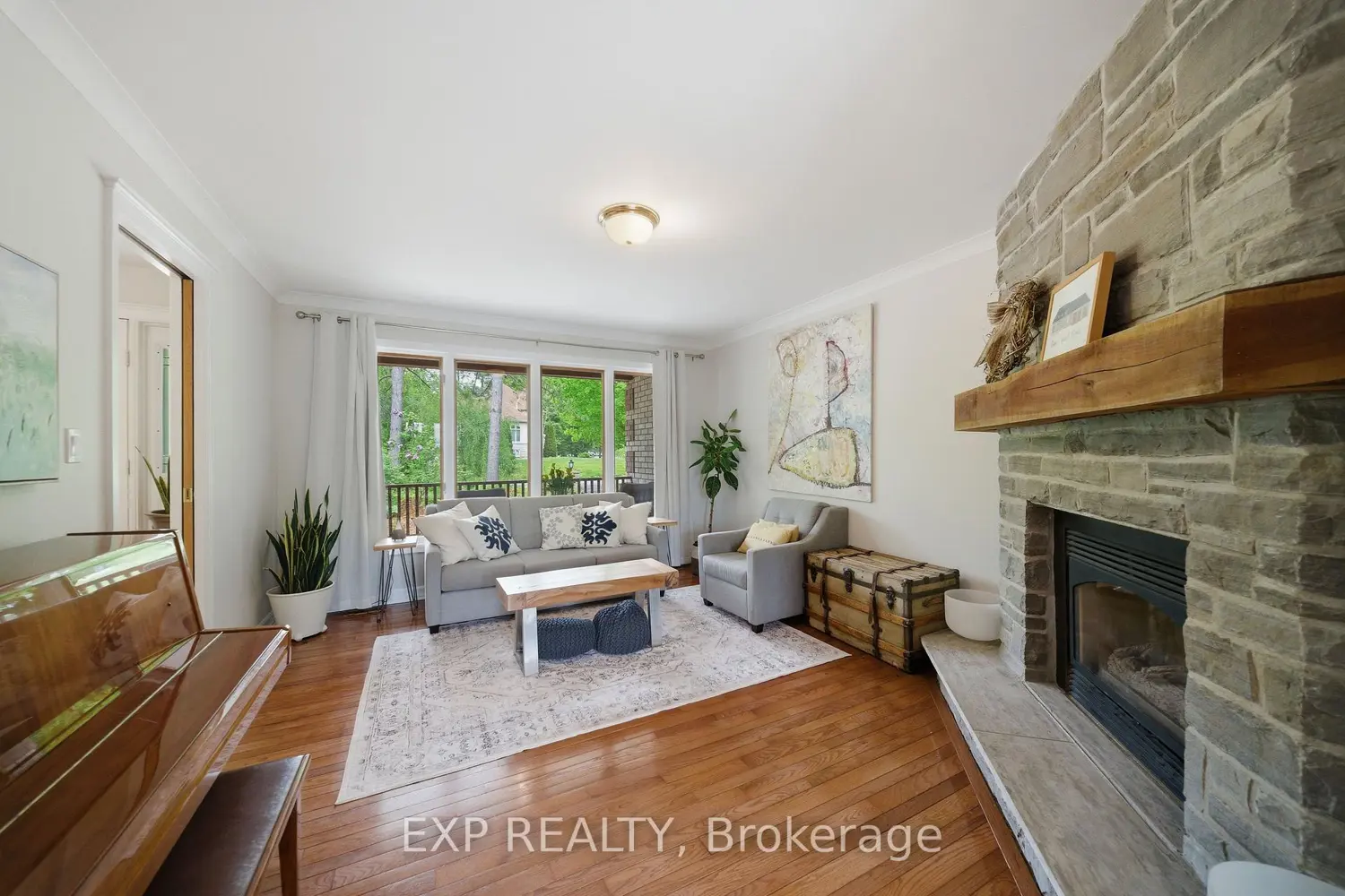 1264 Barnwell Crescent photo 2