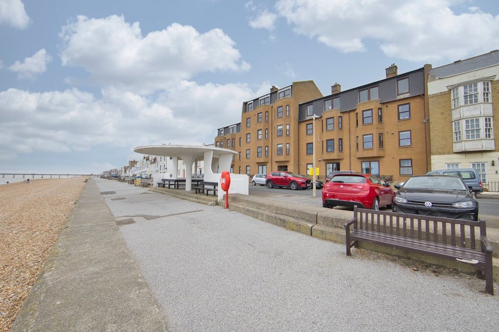 2 bed flat for salePrince William Court, The Marina, Deal, Kent CT14