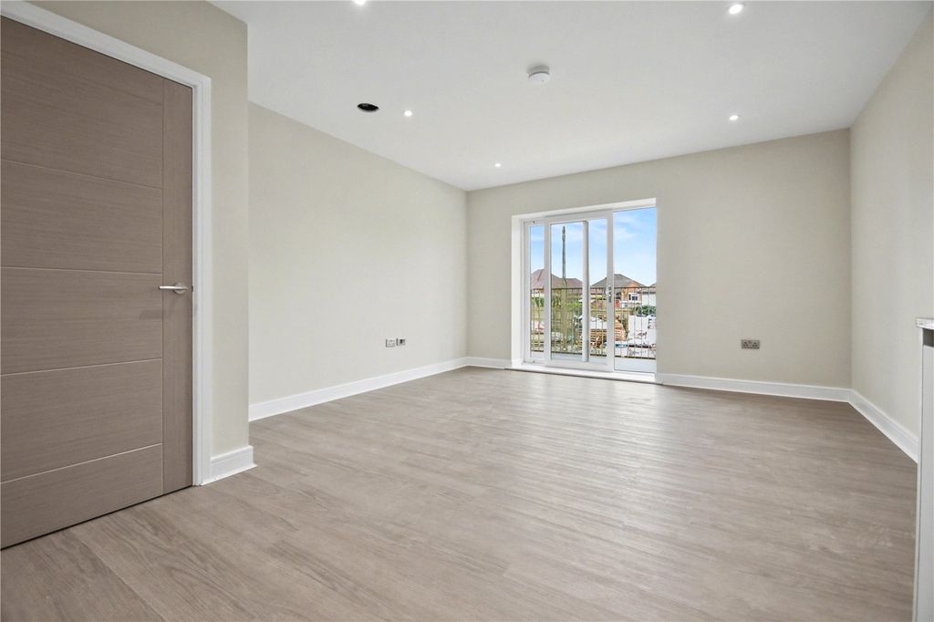 2 bed flat for saleEdenbridge, Kent TN8 photo 4