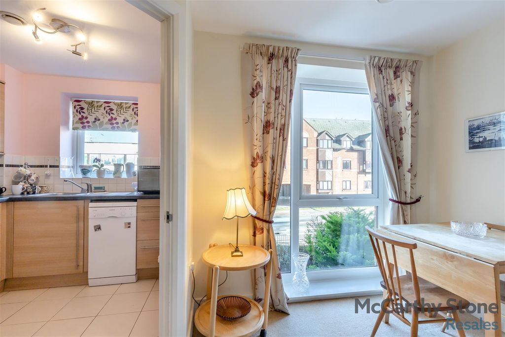 Additional image 4 of 2 bed flat for saleElliott Court, High Street North, Dunstable LU6