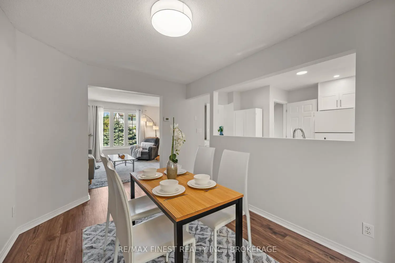 1066 Pinewood Place photo 5