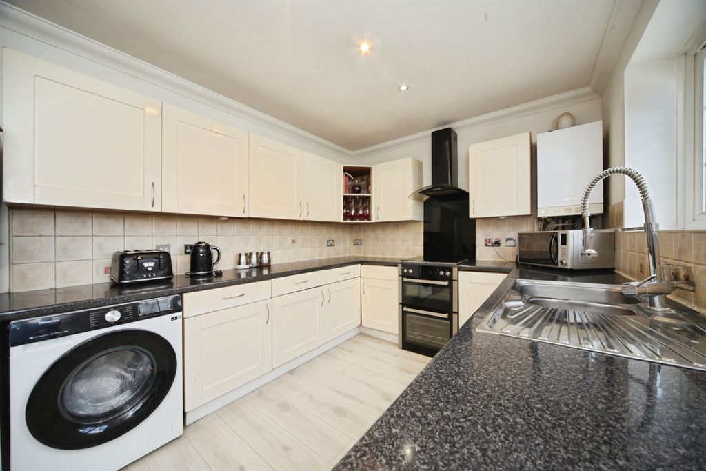 Additional image 4 of 4 bed detached house for saleLockhart Close, Dunstable LU6