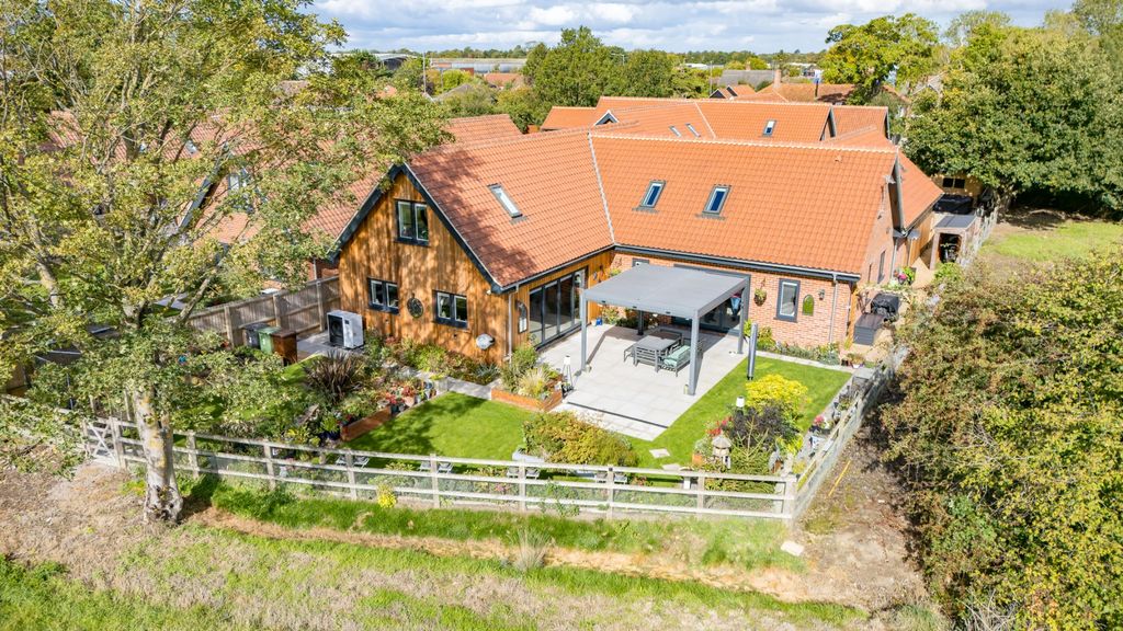 4 bed detached bungalow for saleOak Tree Meadow, Dereham NR19