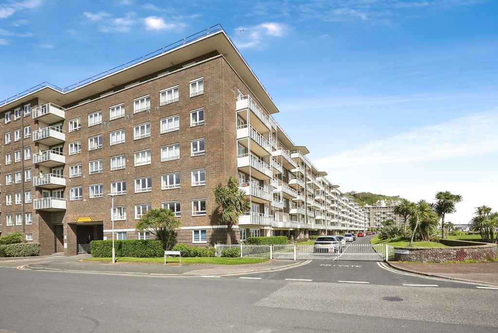 3 bed flat for saleThe Gateway, Dover, Kent CT16 photo 2