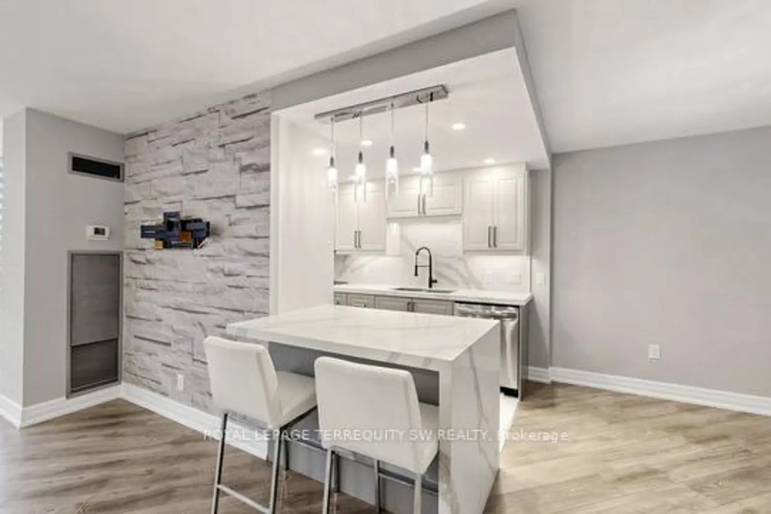 7440 Bathurst Street #512 photo 3
