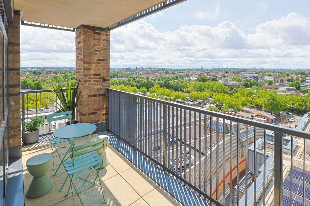 2 bed flat for saleStation Road, Edgware HA8 photo 2
