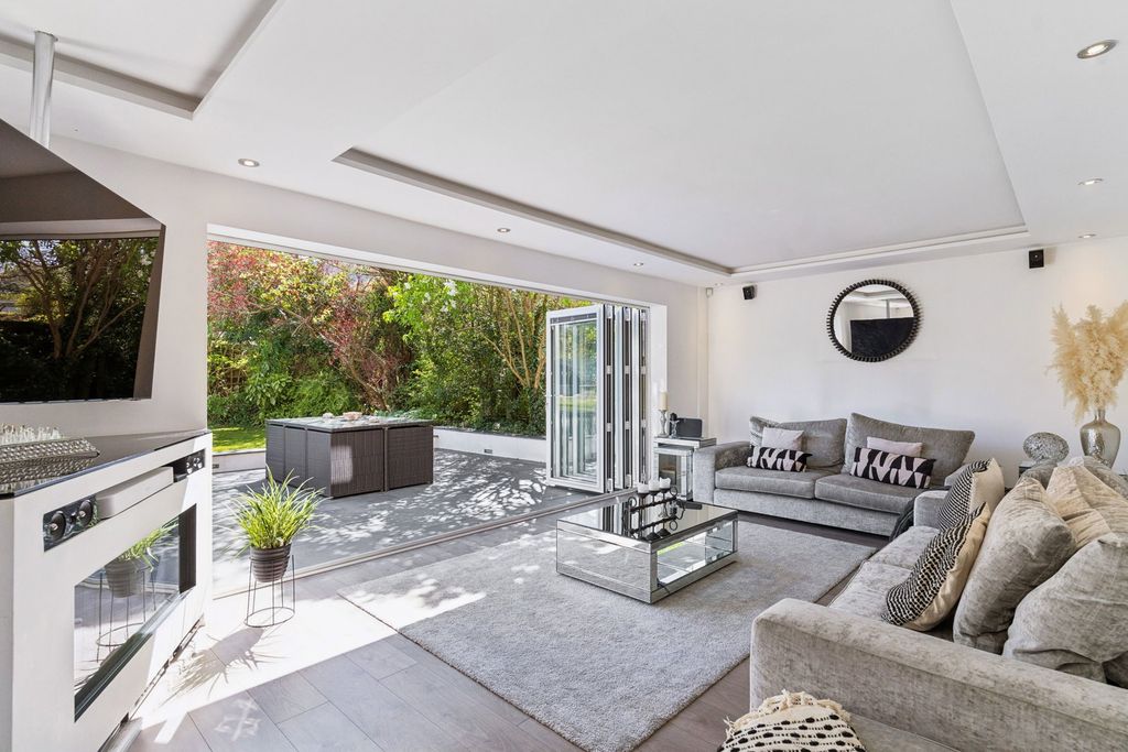 Additional image 2 of 5 bed detached house for saleCoombe Drive, Dunstable LU6
