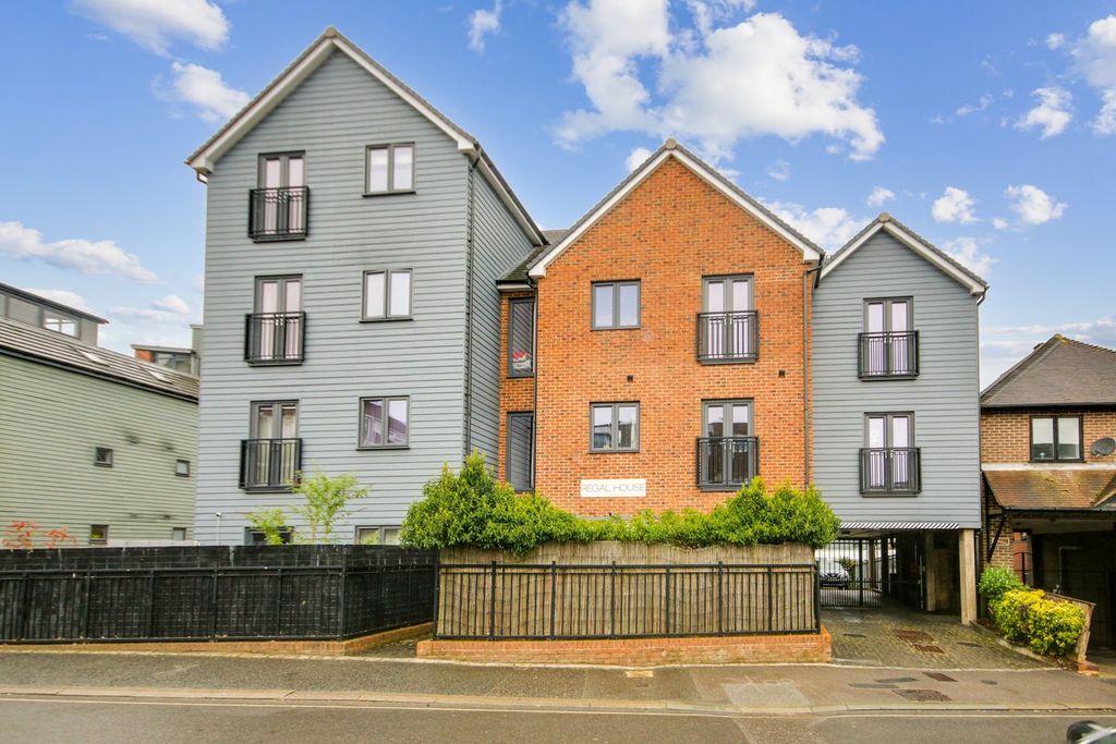 2 bed flat for saleCantelupe Road, East Grinstead RH19