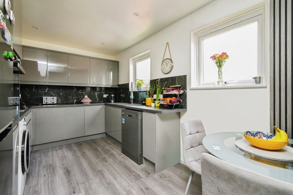 2 bed flat for saleKibble Close, Didcot OX11 photo 2