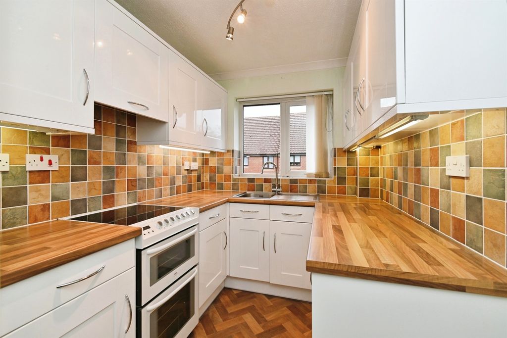 2 bed flat for saleParkside Court, Diss IP22 photo 2