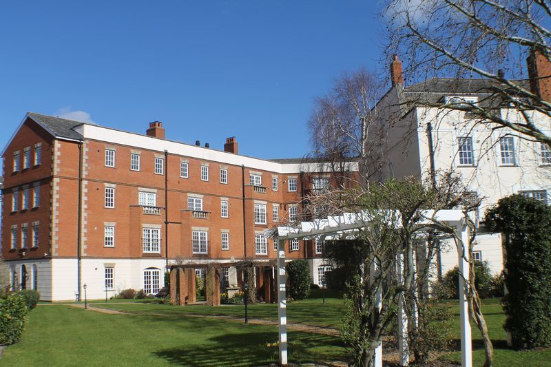 2 bed flat for saleQueens Reach, Hampton Court. KT8