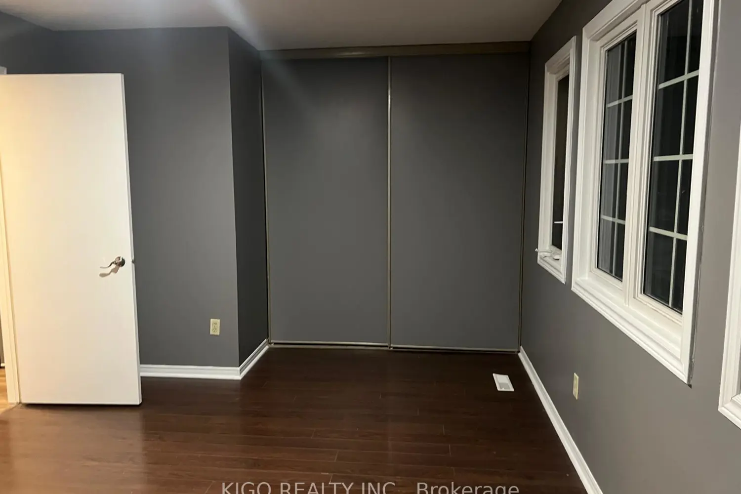10 Bassett Boulevard 121 photo 3