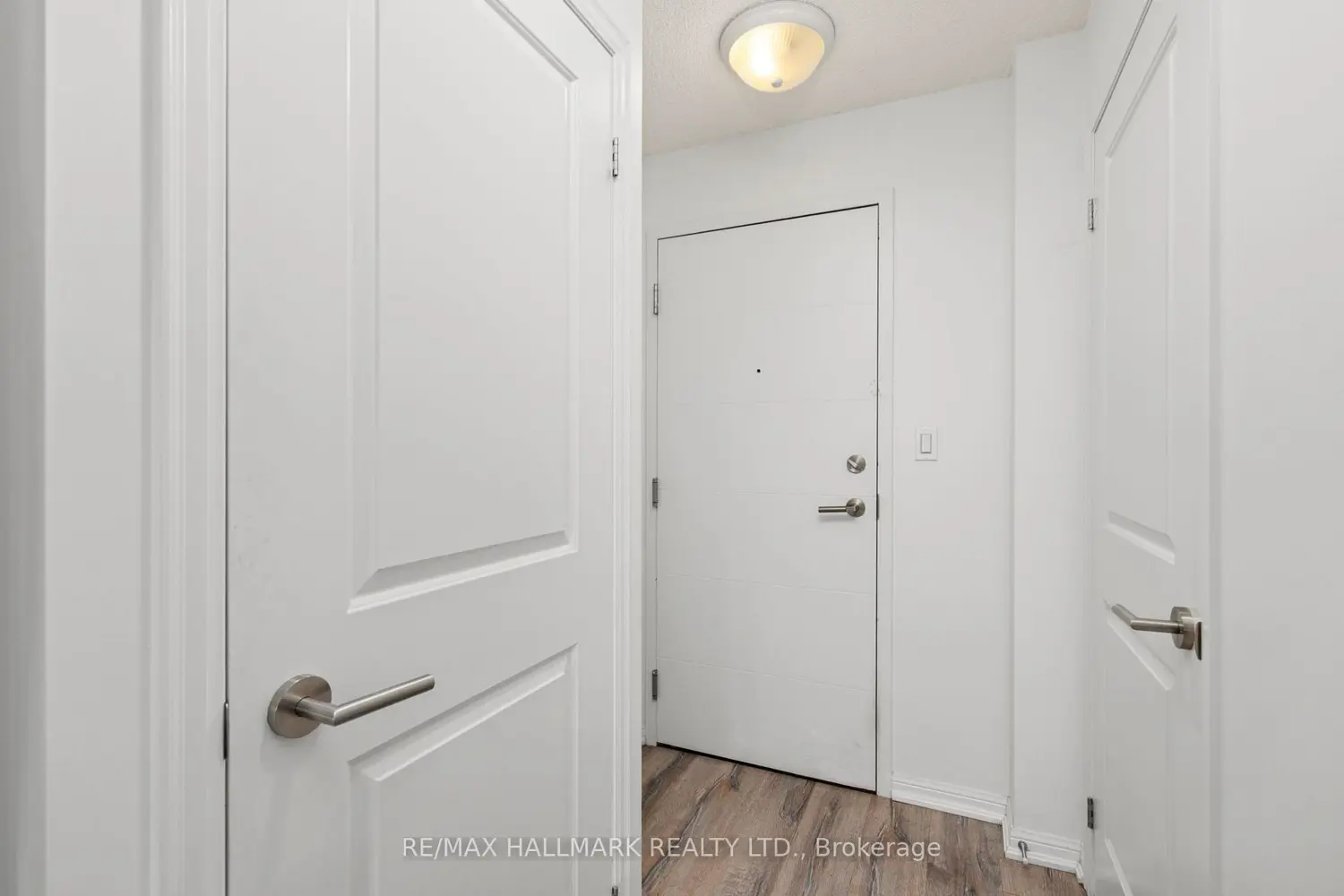 Additional image 16 of 400 Adelaide Street 819