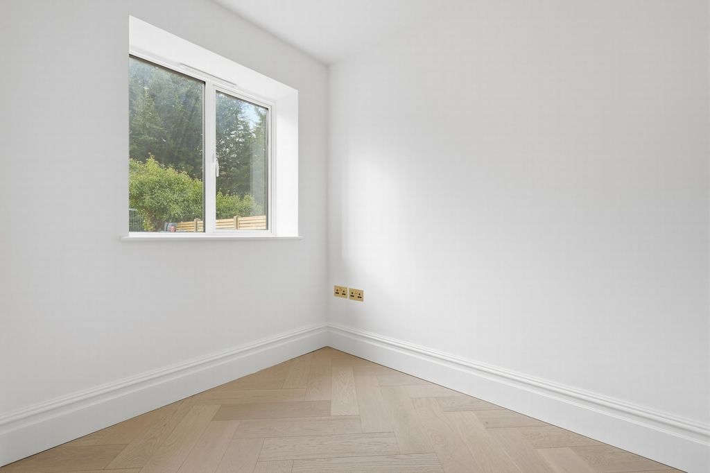 4 bed detached house for saleThe Plain, Epping CM16 photo 5