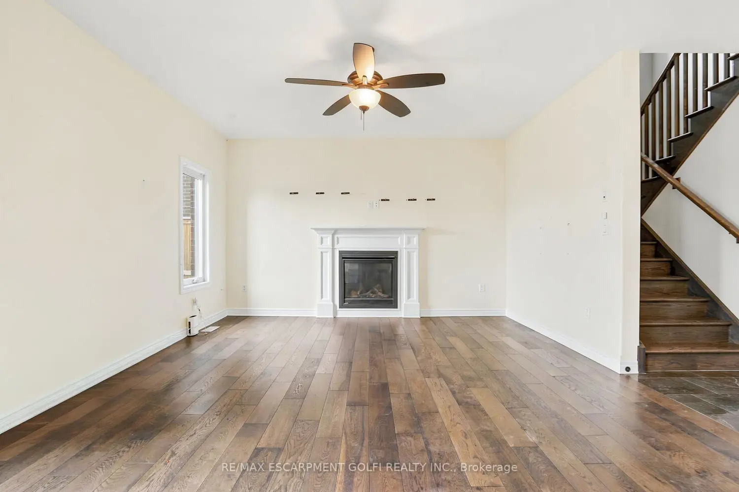 374 Viger Drive photo 3