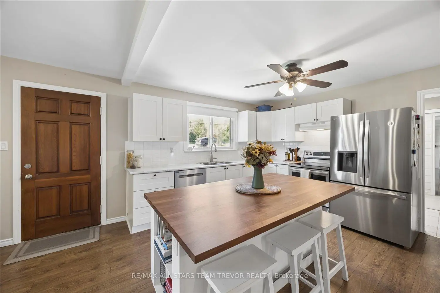 602 Simcoe Street photo 2