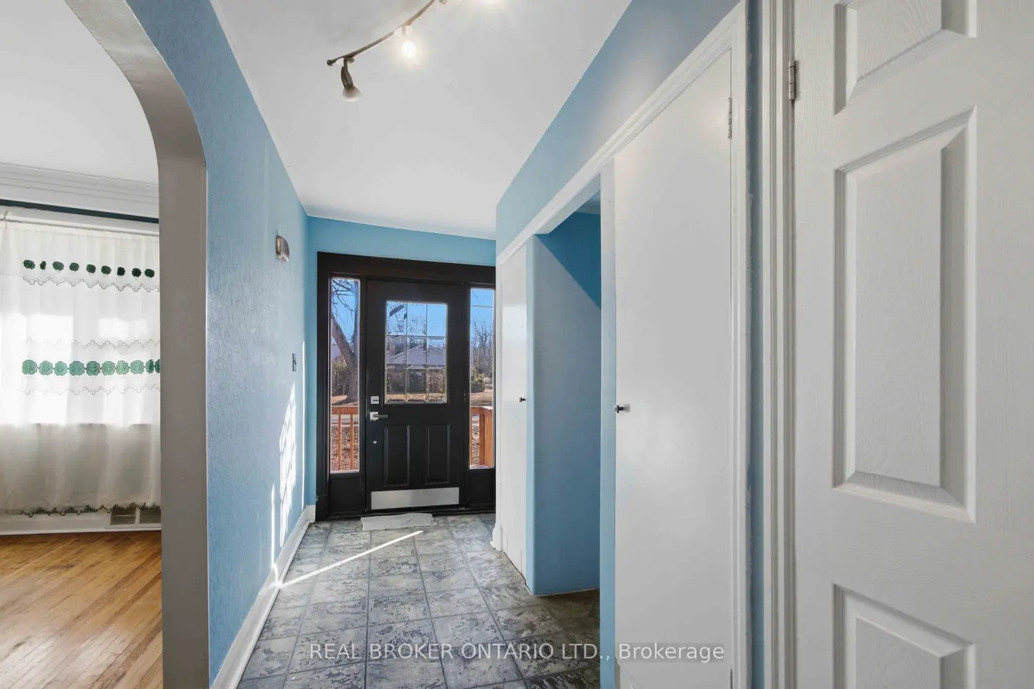 250 Macdonald Avenue photo 2