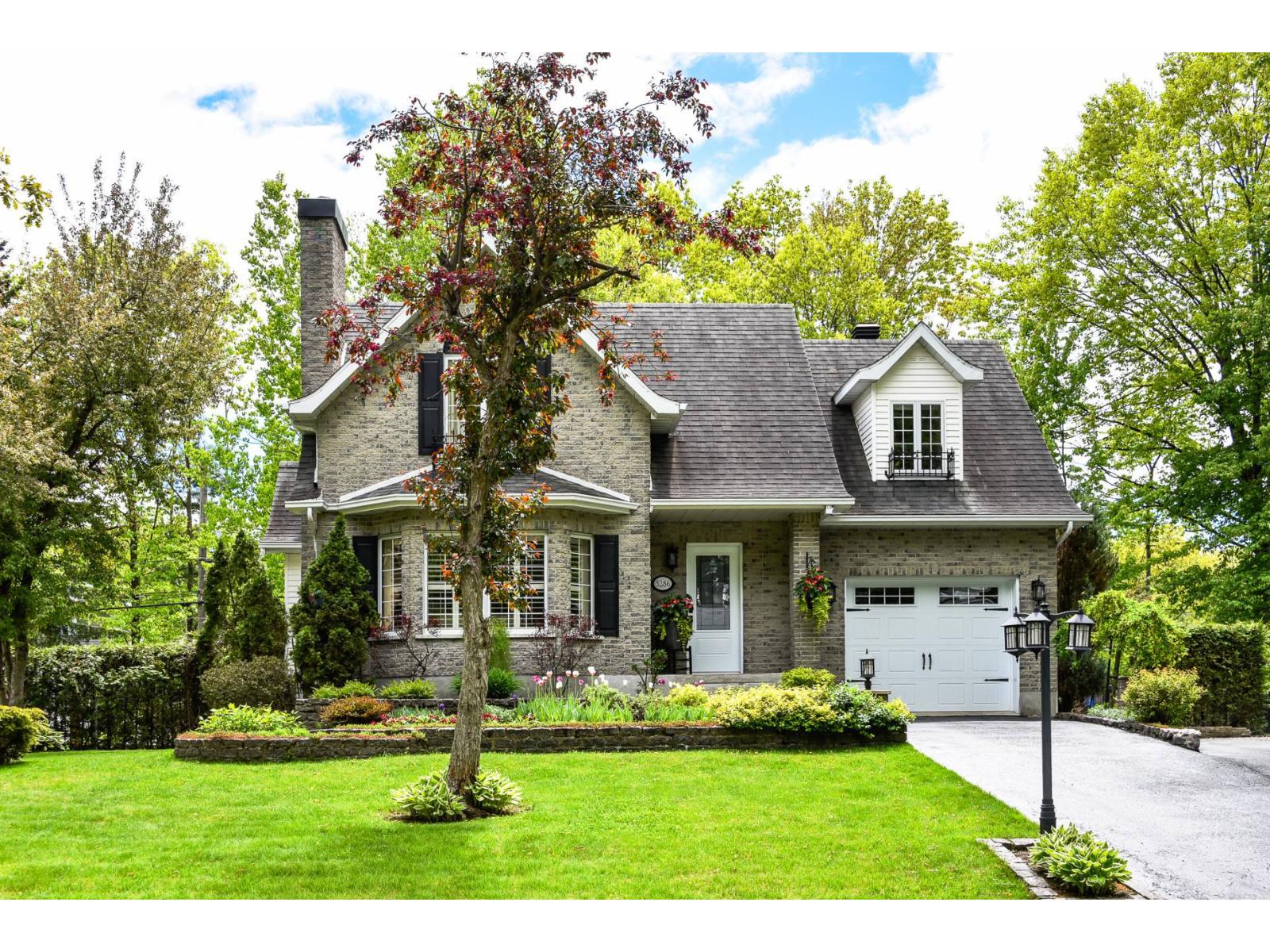 3286 Rue Annie