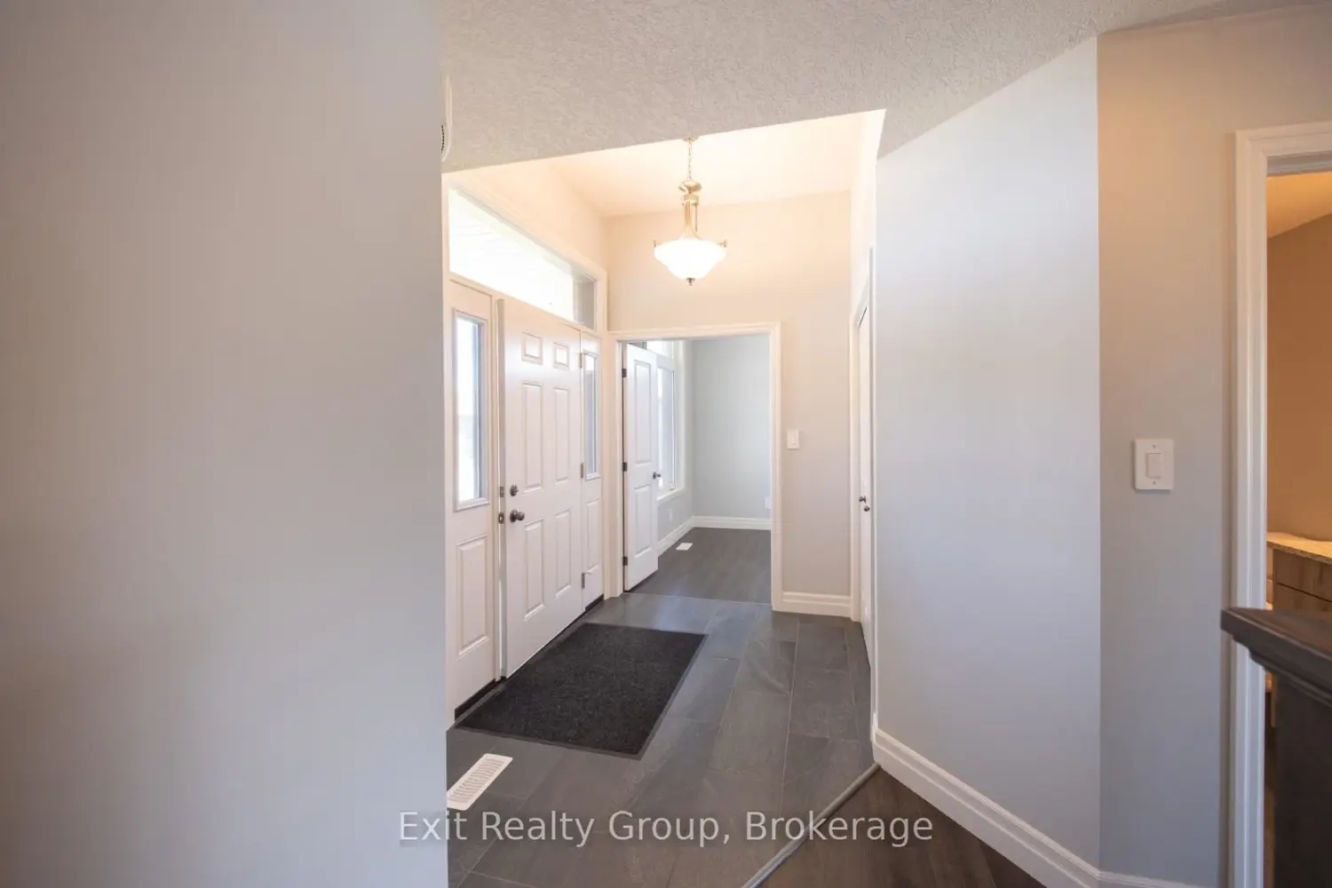 49 Lanark Drive photo 3