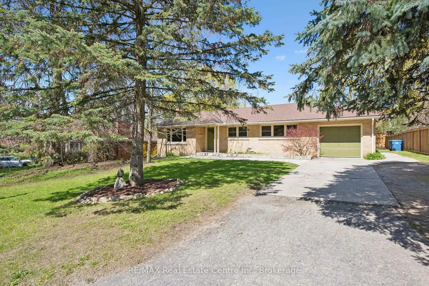 8 Harcourt Drive photo 3