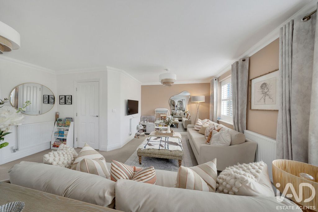 4 bed link detached house for saleCherry Drive, Ely, Cambridgeshire CB6 photo 4