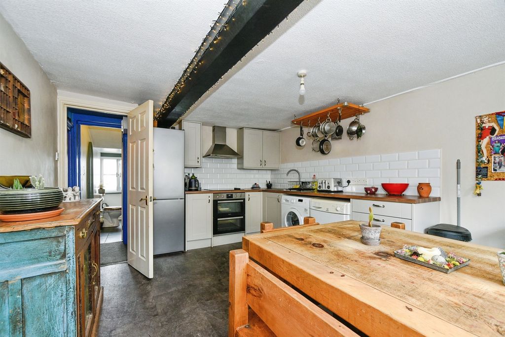 2 bed maisonette for saleSidmouth Street, Devizes SN10 photo 4