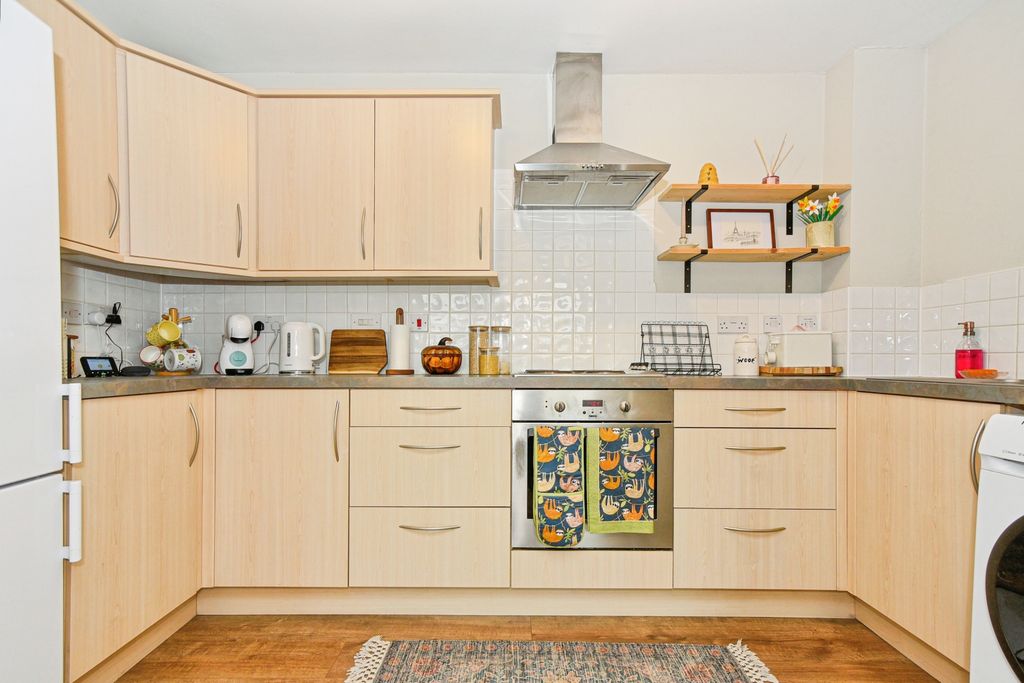 1 bed flat for saleGreen Lane, Devizes SN10 photo 4