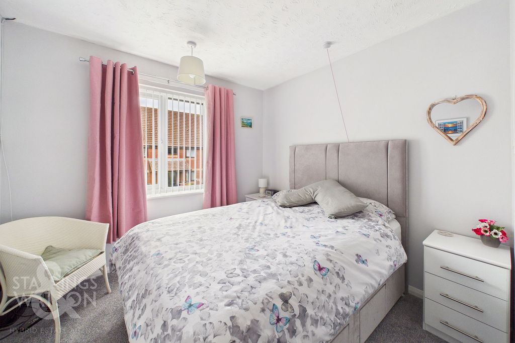 2 bed flat for saleParkside Court, Diss IP22 photo 5