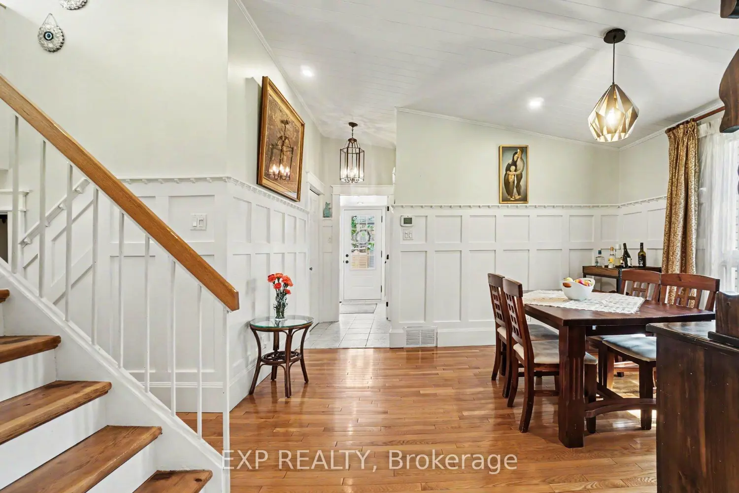 1104 Chateau Crescent photo 5