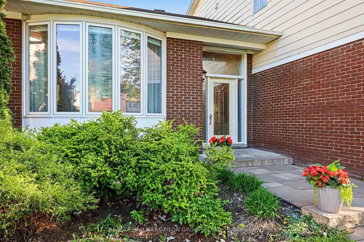 6350 Larmond Avenue photo 3