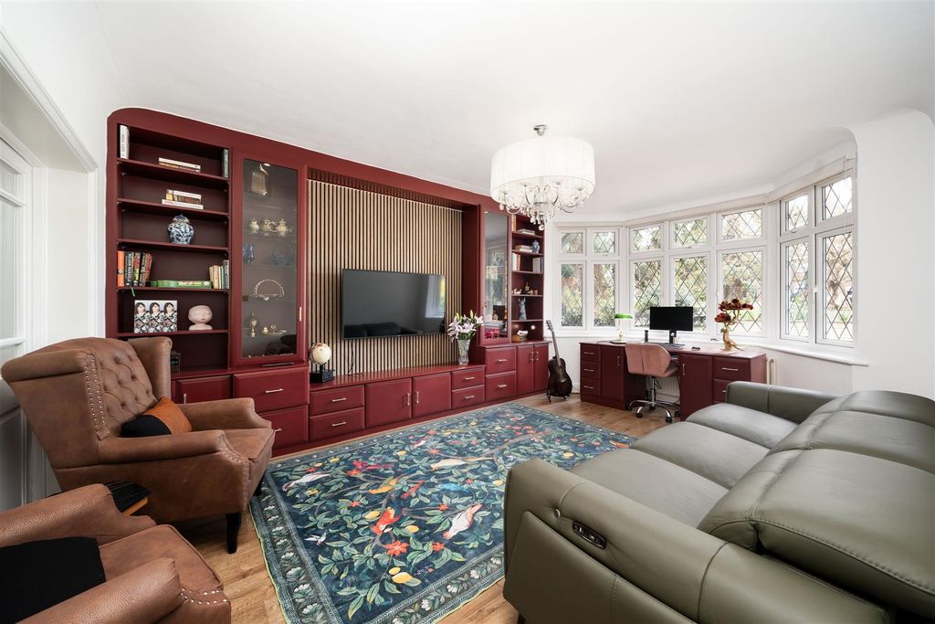4 bed detached house for saleCanons Drive, Edgware HA8 photo 3