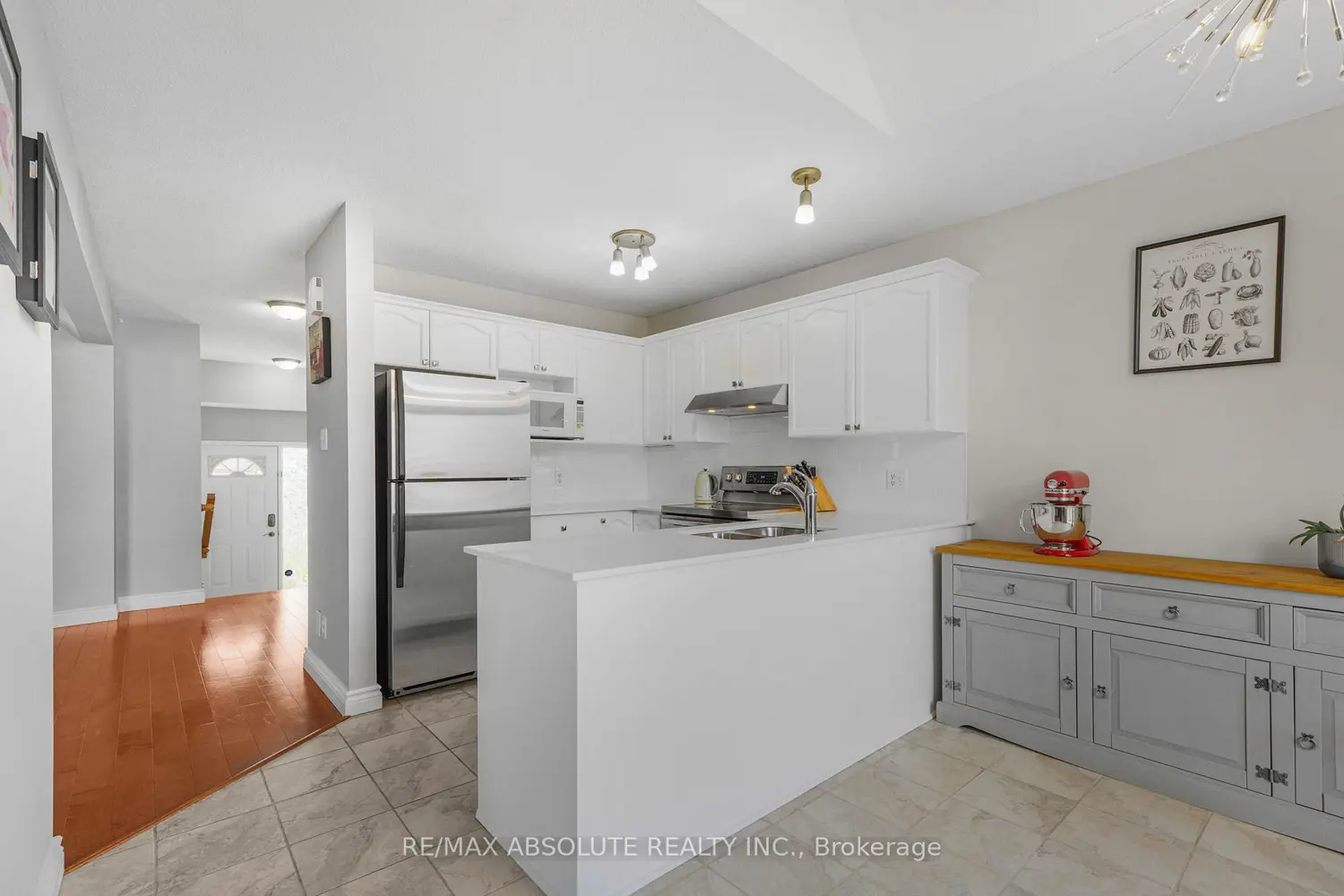 879 Paradise Crescent photo 5