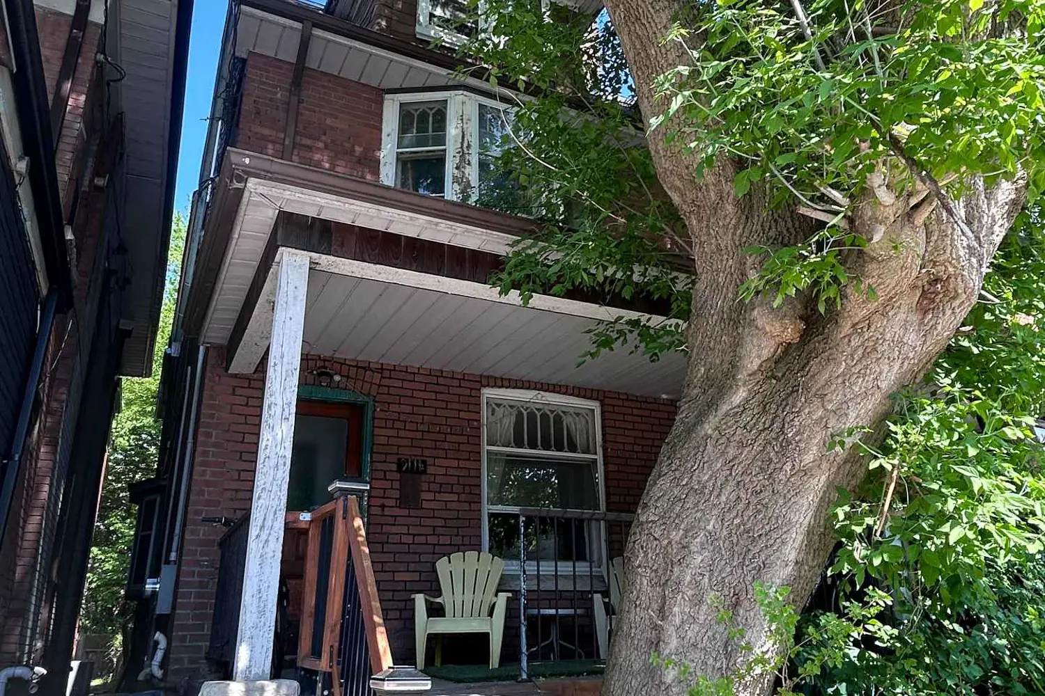 911 1/2 Bathurst Street