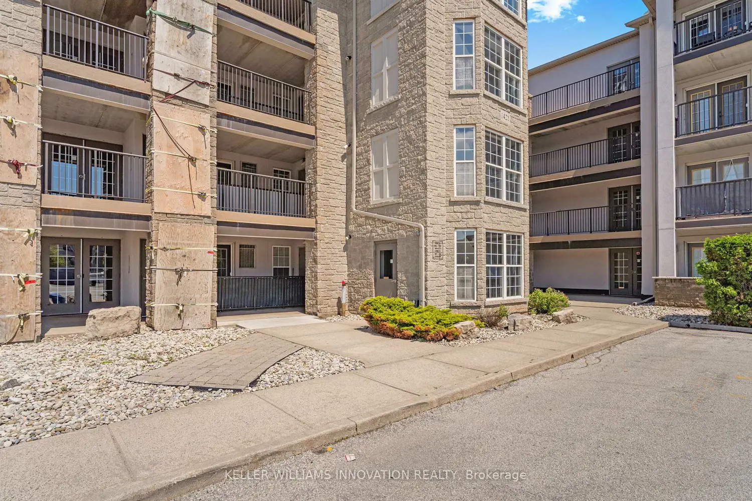 1421 Walkers Line 209 photo 2