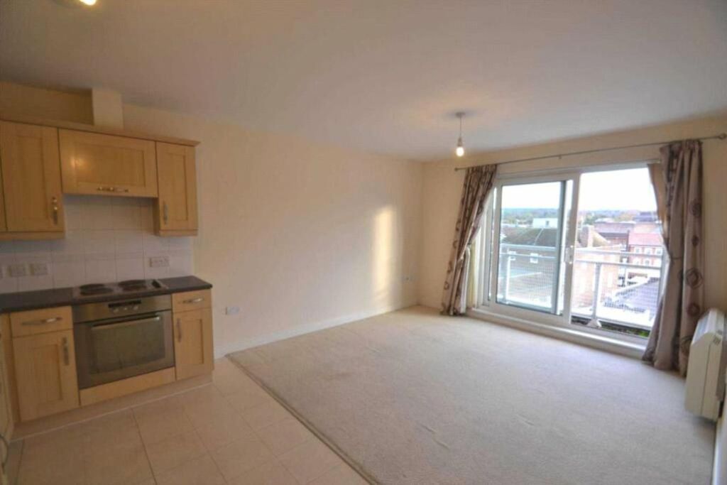 2 bed flat for saleStation Approach, Hudson House Station Approach KT19 photo 3